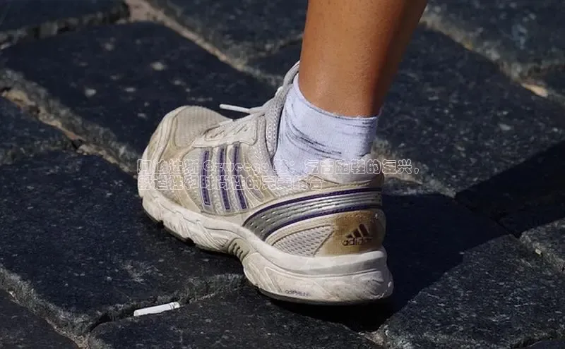 意昂体育3娱乐用176五八27从颐驰 06阿迪达斯 Ozweego 鞋：复古跑鞋的复兴，
舒适性和时尚性的完美结合