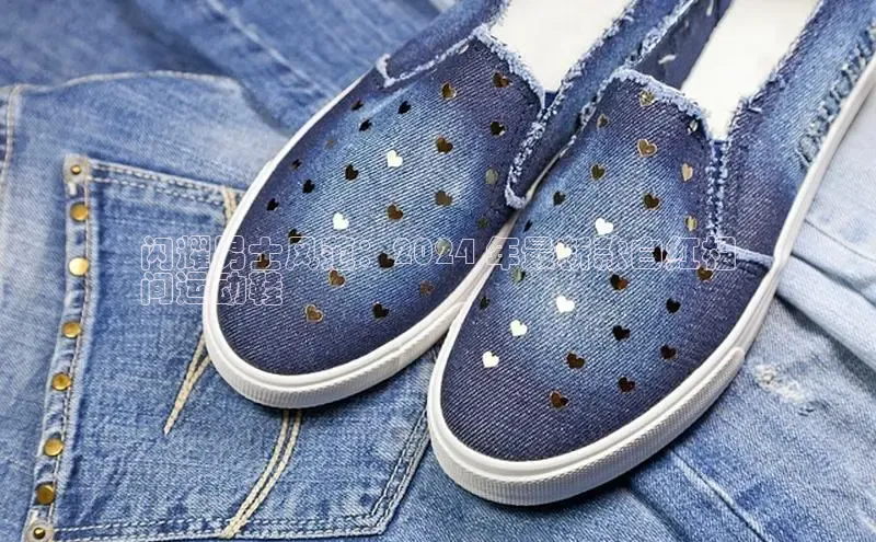 意昂三登录入口同程闪耀男士风范：2024 年最新款白红相
间运动鞋